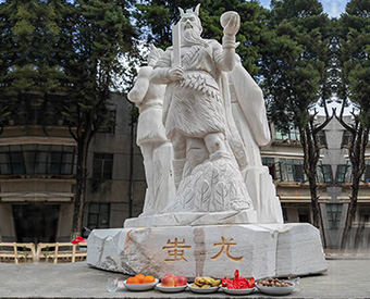 云南石雕黃帝、炎帝、蚩尤雕塑安裝效果展示